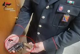 Inseguimento notturno ad Adrano: denunciati due ventenni con pistola a salve e arnesi da scasso