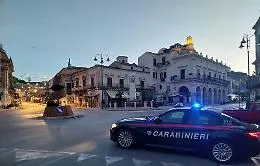 Modica e la tecnica dell'abbraccio: collanina d'oro sfilata a corso Umberto