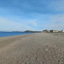 Shock a Milazzo, imbracciando un fucile da caccia rapina una coppietta appartata in spiaggia
