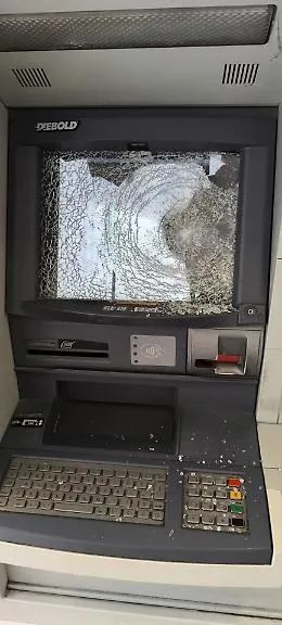 Assalto a un bancomat, distrutto un macchinario di una filiale Unicredit 