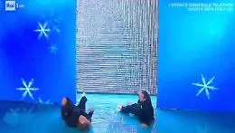 Ricchi e Poveri, l'entrata in scena a "Domenica in" con una rovinosa caduta: il video fa il giro del web