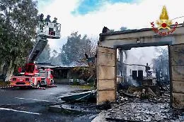 Brucia ancora la Zona Industriale di Catania: in fiamme un centro benessere e due negozi 