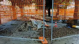 Giardini pubblici, lavori del gas sospesi e scavo abbandonato: preoccupazione per la sicurezza