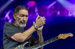Addio a Chris Rea, il Natale non sar&agrave; pi&ugrave; lo stesso senza la sua voce roca e la sua chitarra inconfondibile