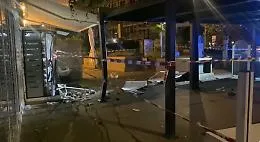Ordigno per far saltare un distributore di sigarette: vetri in frantumi e indagini in corso
