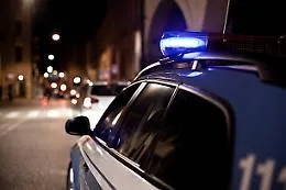 Anziana e il figlio assaliti nel cortile di casa: due rapinatori messi in fuga da un vicino