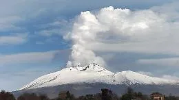 L'Etna continua a borbottare dal cratere di nord-est: cenere su Piano Provenzana e Taormina