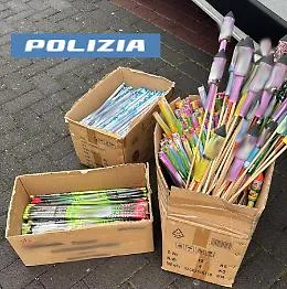 Scoperto un deposito di 21 kg di botti in un negozio di casalinghi: titolare denunciata