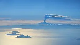 Etna in eruzione dal cratere Nord Est, fontane di lava alte fino a 200 metri: le spettacolari foto scattate dai piloti di linea in volo sul Vulcano