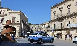 Modica, calci e pugni agli agenti che lo stavano controllando