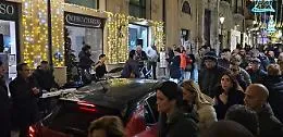 La Capitale della cultura e dell'approssimazione: l'auto passa nella Ztl tra la folla e mentre la band sta suonando
