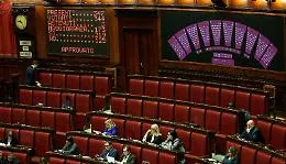 S&igrave; della Camera alla fiducia sulla Manovra, all'ora di pranzo il voto finale: ma sull'aumento dell'et&agrave; pensionabile &egrave; ancora scontro nel governo