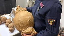 Su un furgone con oltre 220 kg di botti pericolosi: "Sono per la famiglia e i vicini di casa". E la Polizia li arresta