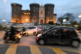 Investita sulle strisce davanti al Maschio Angioino: la corsa contro il tempo per salvare una turista di 58 anni