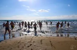 A Campobello di Mazara tuffo di Capodanno per 150: atleti, famiglie e turisti tutti in acqua