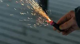 Strappano bandiera italiana dalla facolt&agrave; di Scienze Politiche ed esplodono petardo in un contatore del gas