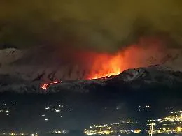 Etna, nuova bocca a bassa quota. Le rassicurazioni del vulcanologo: &laquo;Colata spettacolare, ma lontana dai paesi&raquo;