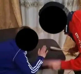 Il figlio picchiato dal padre,  colpo di scena: il filmato &egrave; stato registrato dalla madre non dalla sorellina 