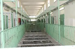 Fiamme in cella per ottenere il trasferimento: tre agenti intossicati al carcere di Trapani