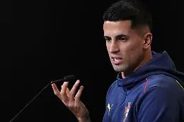 Cancelo chiuso: perch&eacute; ha detto s&igrave; al Barcellona (e no all&rsquo;Inter), accettando un taglio d&rsquo;ingaggio