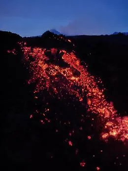 Etna, la colata ancora attiva continua a scendere: &egrave; arrivata a 1360 metri sul livello del mare. Nuovo flusso lavico partito da quota 1500
