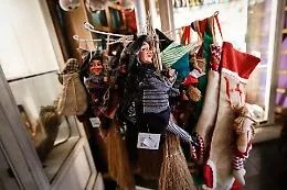 Calze della Befana, la sorpresa amara costa di pi&ugrave;: perch&eacute; il cioccolato ha acceso i prezzi (ma la colpa non &egrave; solo del cacao)