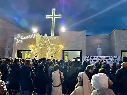 Zen, pi&ugrave; di 200 persone di fronte alla chiesa colpita dai proiettili: "Vogliamo fatti concreti"