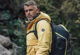 Le spettacolari immagini di Pio Andrea Peri, dall'Etna in eruzione a Roma