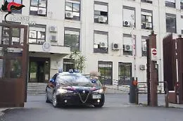 In piazza con una pistola a 14 anni, un passante se ne accorge: era un giocattolo, ma identica a un'arma vera