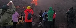 Sull'Etna continua una modesta attivit&agrave; effusiva, gli spettacolari bagliori nella Valle del Bove 