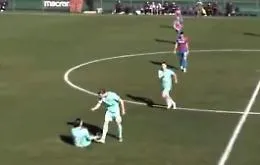 Rincorre il compagno di squadra e lo abbatte con una spallata: il video di Kevin Behrens che perde la testa in amichevole 