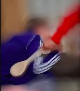 Figlio picchiato col cucchiaio, mamma pronta a impugnare il divieto di avvicinamento