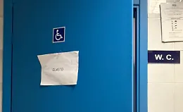 Denuncia a Modica: "Il bagno disabili nella sede della direzione sanitaria dell'Asp guasto per finta"