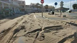 Scoglitti, il lungomare invaso dalla sabbia diventa impraticabile