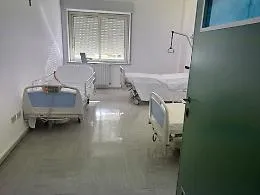 Ortopedia "fake" all'ospedale Barone Romeo di Patti: stanze vuote e cartone al posto delle cure, audizione all'Ars