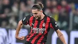 Rabiot cavallo pazzo, Maignan in versione muro: il Milan vince a Como e risponde all'Inter