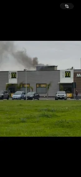 Incendio al McDonald's di viale Enrico Mattei a Gela: fumo nero tra i fornelli, personale in fuga