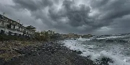 Acireale, per l'allerta meteo rossa ordinata l'evacuazione immediata a Capo Mulini e Santa Maria La Scala