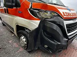 Santa Teresa di Riva, ambulanza interviene per l'auto inghiottita dalla voragine ma viene sbalzata da un'onda
