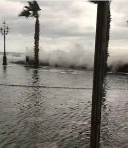 Mareggiate e venti di burrasca sulle Eolie che restano isolate
