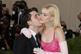 La guerra dei Beckham, Brooklyn accusa i genitori David e Victoria: &laquo;Non accettano mia moglie&raquo;