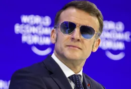 Macron sfida Trump: "Ci vuole vassalli,  inaccettabile la legge del pi&ugrave; forte"