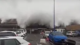 Catania, onda gigante supera il nuovo molo di Levante al porto e travolge il circolo nautico Nic: il video