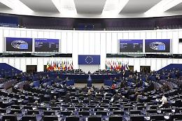 Il Parlamento europeo sospende l'accordo sui dazi con gli Stati Uniti: rinviato il via libera dopo minacce di Trump