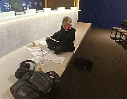 Allarme incendio a Davos, Lilli Gruber evacuata dal Congress Center mentre conduce Otto e Mezzo