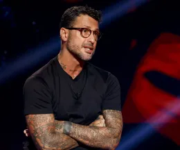 Mediaset denuncia Fabrizio Corona. Lui replica: &laquo;Parler&ograve; pure di voi, per fermarmi mi dovete sparare&raquo;