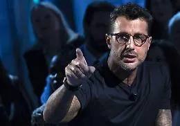 Corona sfida Signorini i cui legali chiedono il blocco di "Falsissimo": &laquo;Vado avanti, non &egrave; una vendetta mirata&raquo;