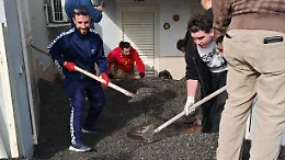 Gli "angeli dello jonio" in prima linea: rinunciano alle lezioni per salvare spiagge e negozi