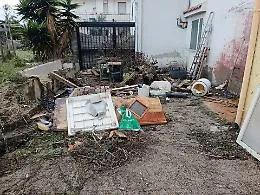 Galati sotto assedio del mare: famiglie evacuate, barriere danneggiate 