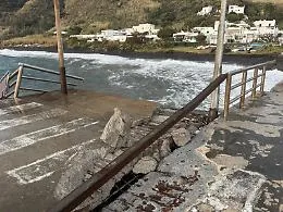 Eolie, dopo "Harry" i porti in crisi: rischio per il molo di Scari a Stromboli